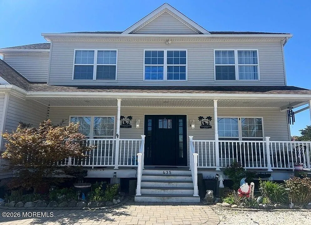 4 bed, 2.5 bath, 2556 sqft, $5,000 — Photo 1