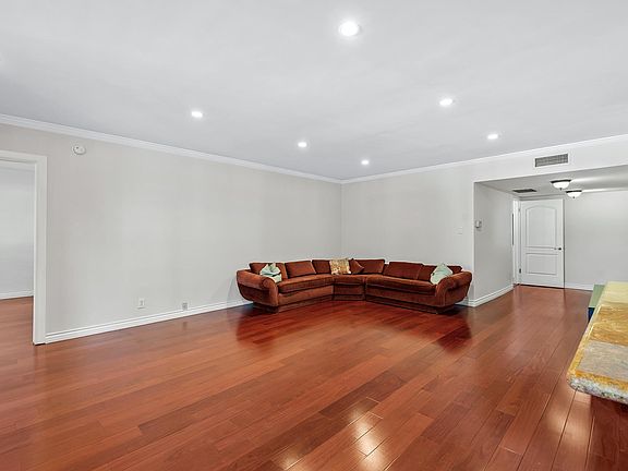 4th image of 16012 Moorpark St Unit 103A
