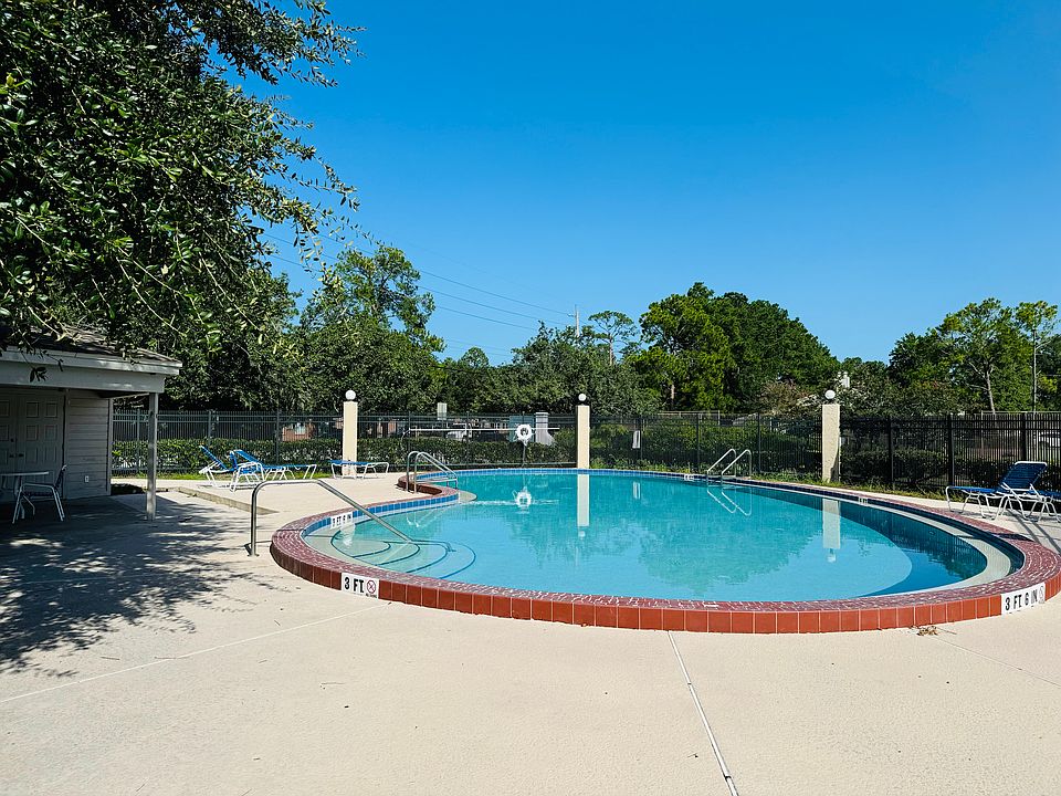 Swimming pool at walking distance.