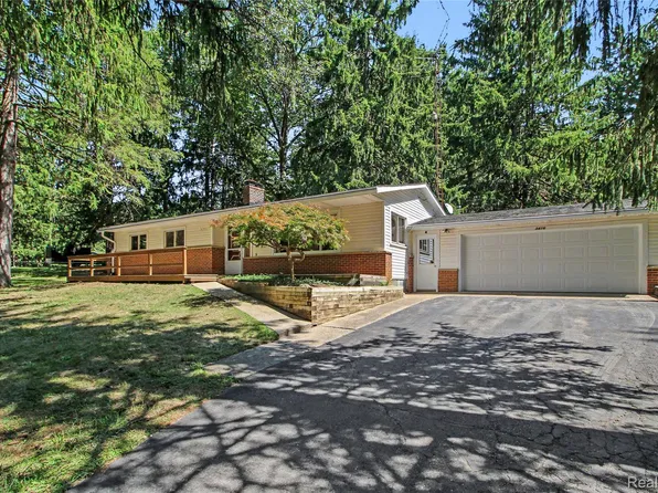 3416 E Pineview Dr, Dexter, MI 48130