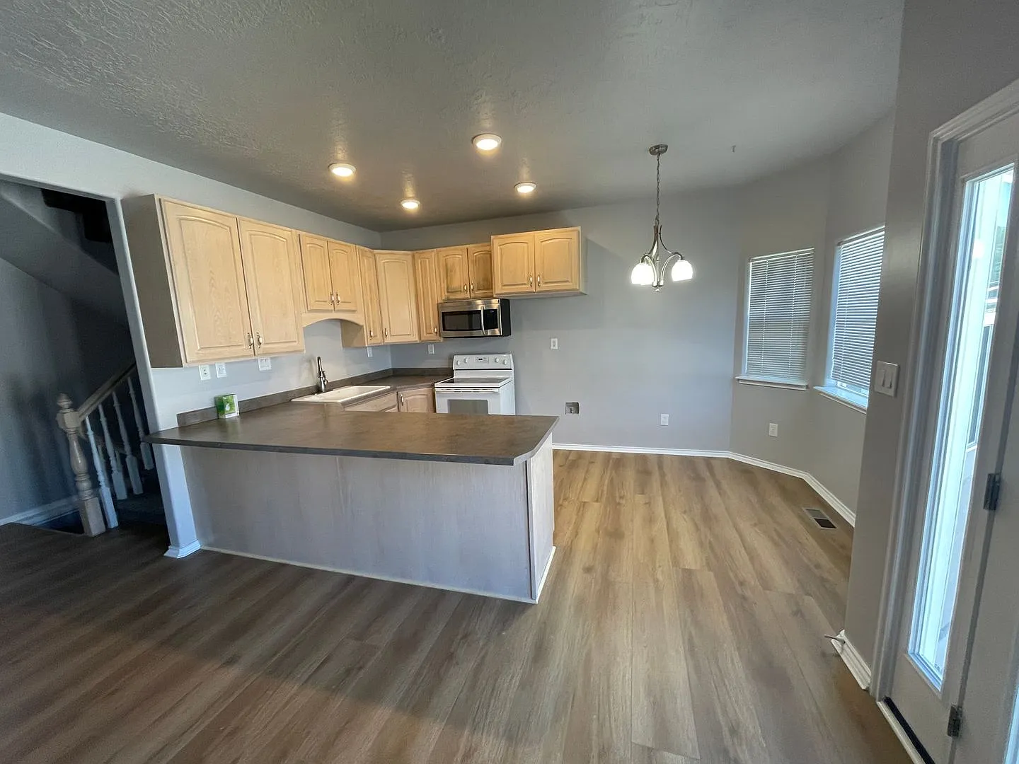 Stunning Newly remodeled 4 bed 3.5 bath In Layton — Photo 1