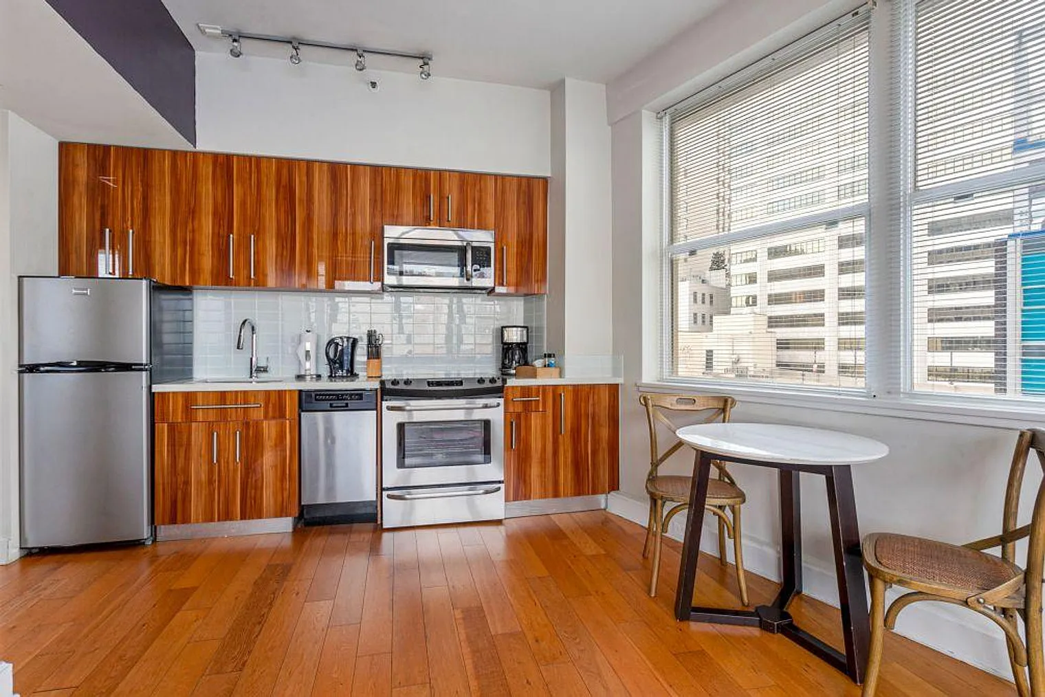 1 bed, 1.0 bath, 430 sqft, $3,829 — Photo 2
