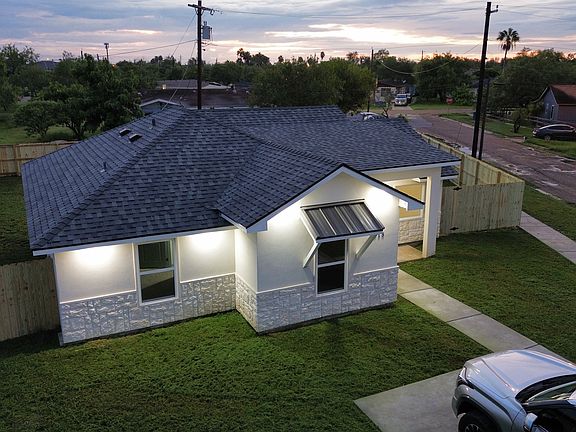 3rd image of 215 Victoria Cir