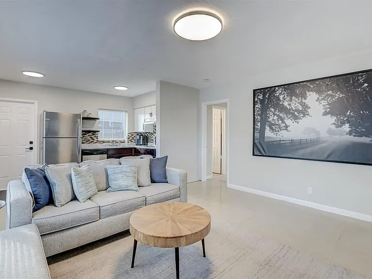 1005 NE 17th Ct — Photo 2