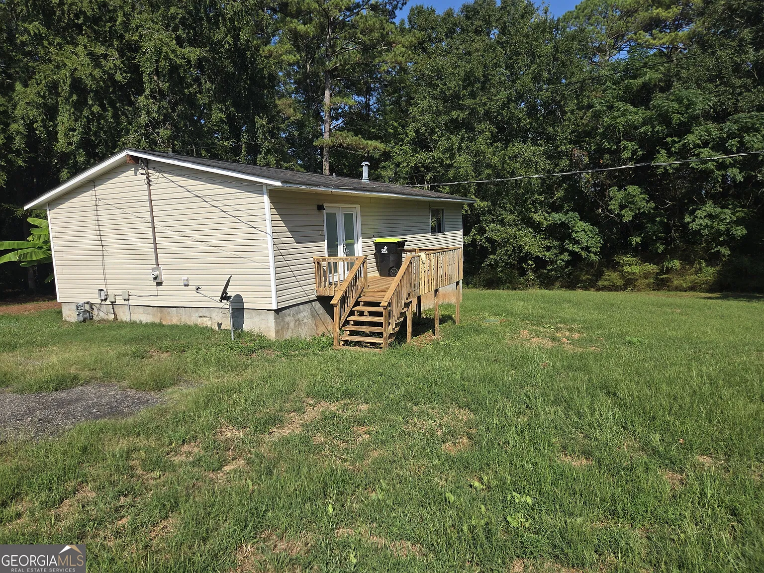 3 bed, 1.0 bath, 1056 sqft, $1,500 — Photo 2