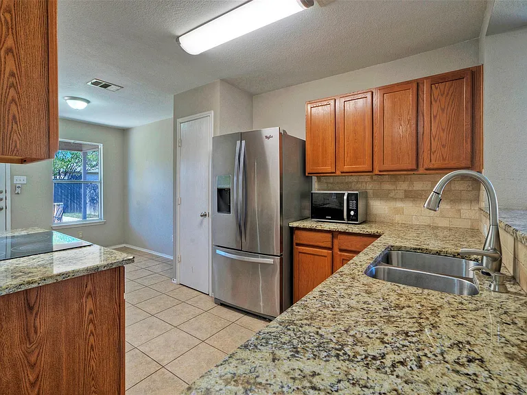 913 Dexter Dr — Photo 16