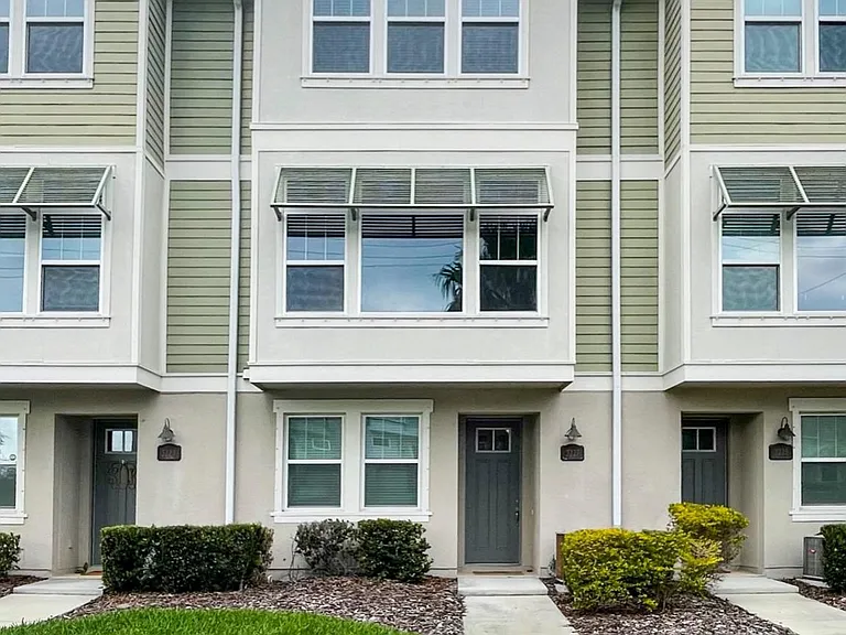 3227 W Horatio St — Photo 2