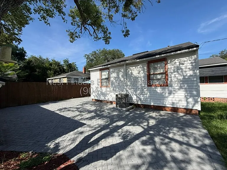 1309 Macarthur St — Photo 31