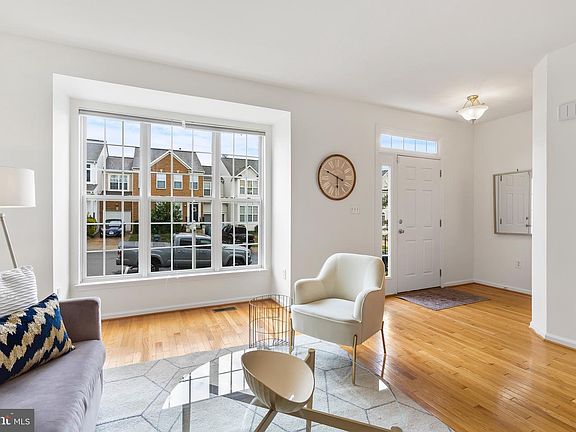 5th image of 120 Holmes St