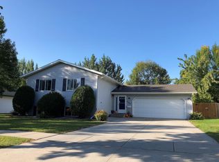 462 Burdick Ct, Grand Forks, ND 58203