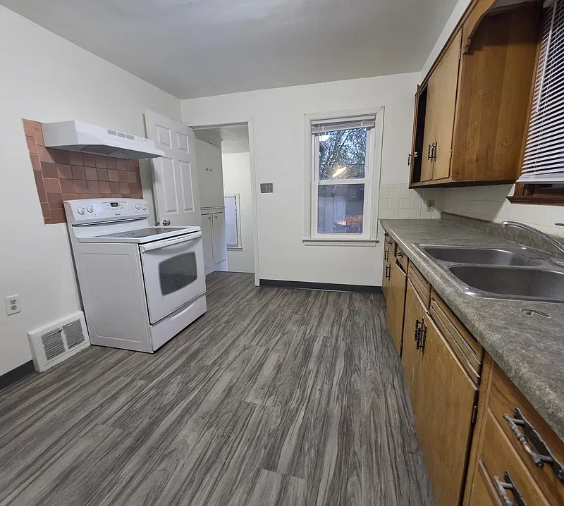 4 bed, 1.0 bath, $1,500 — Photo 3