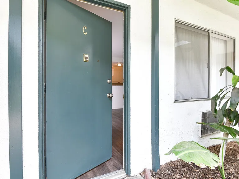 1799 N Hollywood Way — Photo 2