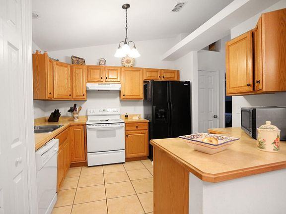 2nd image of 824 Darby Ln