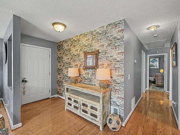 4th image of 166 Hanover Cir SE