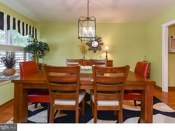 4th image of 222 East Ct