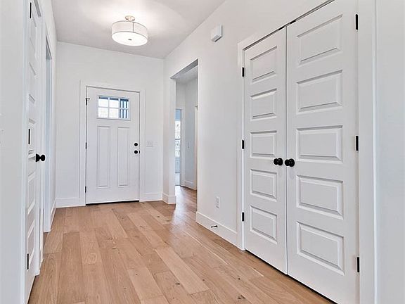 5th image of 20 Ayton Ln