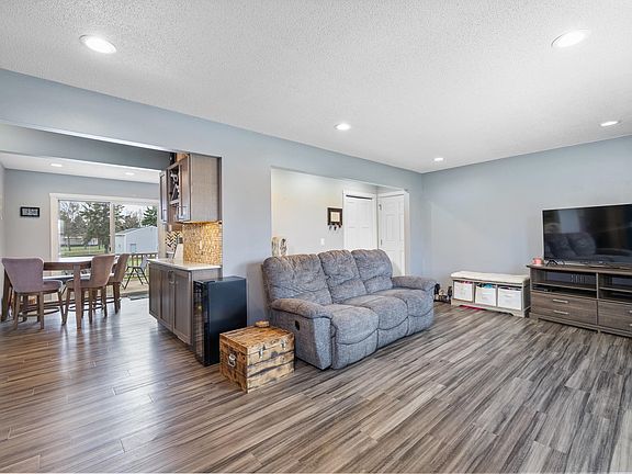 4th image of 316 3rd Ave NE