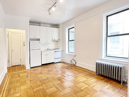 2nd image of 111 W 16th St APT 4C