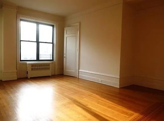 Rented by Siderow Residential Group | media 9