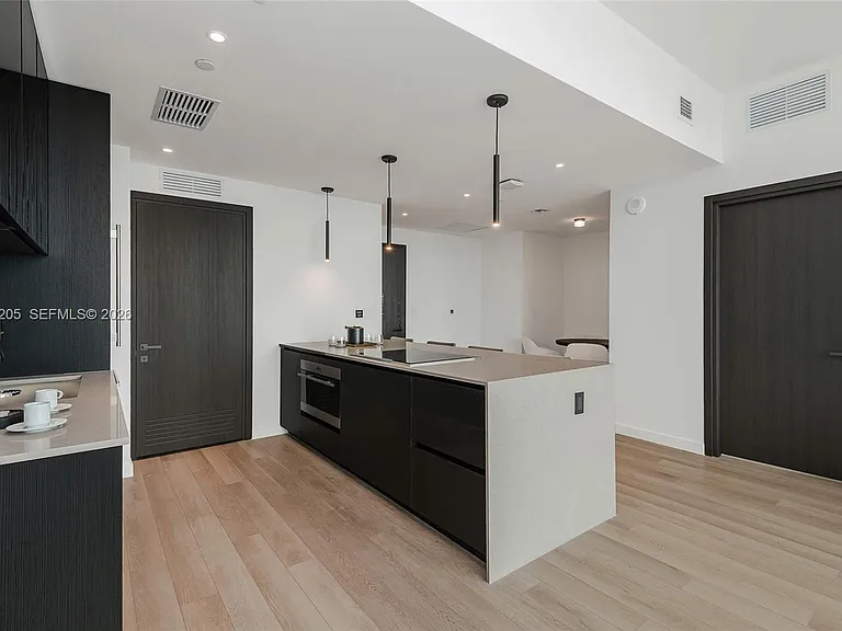 20 NE 11th St #4901 — Photo 5