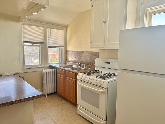 2nd image of 724 E Walnut St #724