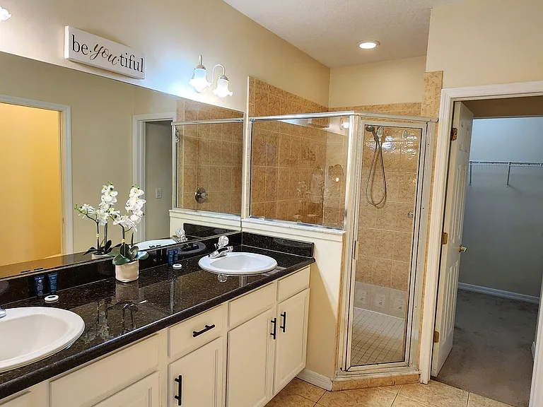 113 Kenwood Ave — Photo 24