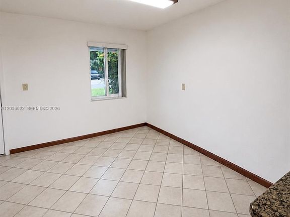 4th image of 1005 SW 30th St #1007