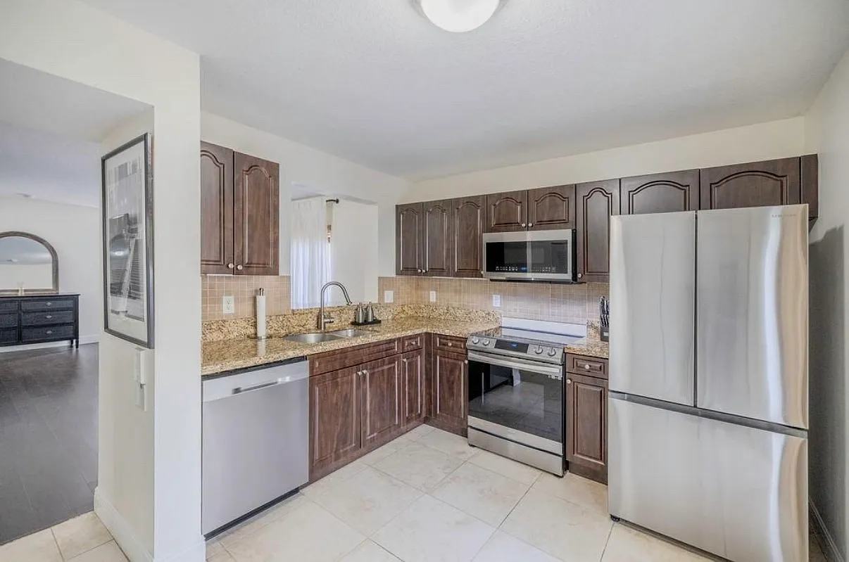 3 bed, 1100 sqft, $2,950 — Photo 2