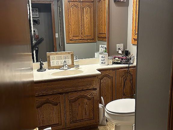 5th image of 901 Meadowlark Ln