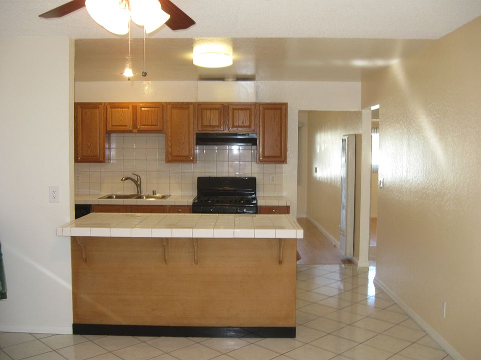 Kitchen with large island