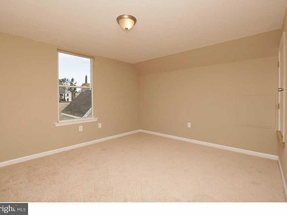 4th image of 1818 Wilmot St