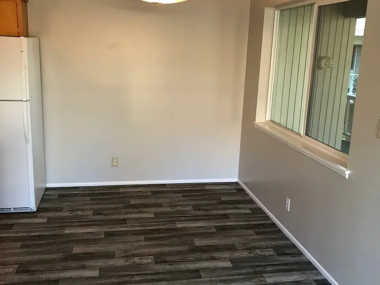 401 S Holly St — Photo 8