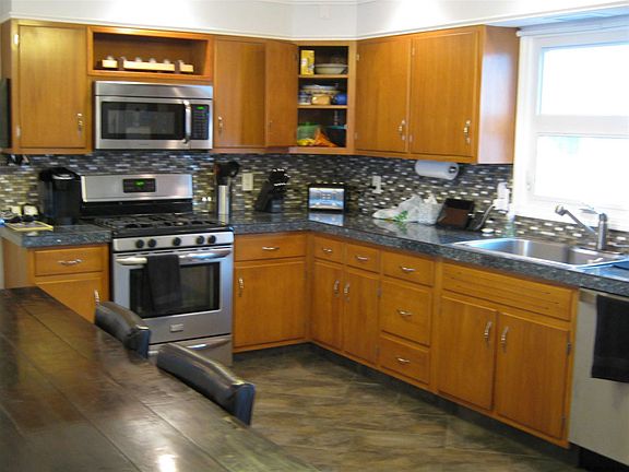 4th image of 3 Carleton Ct