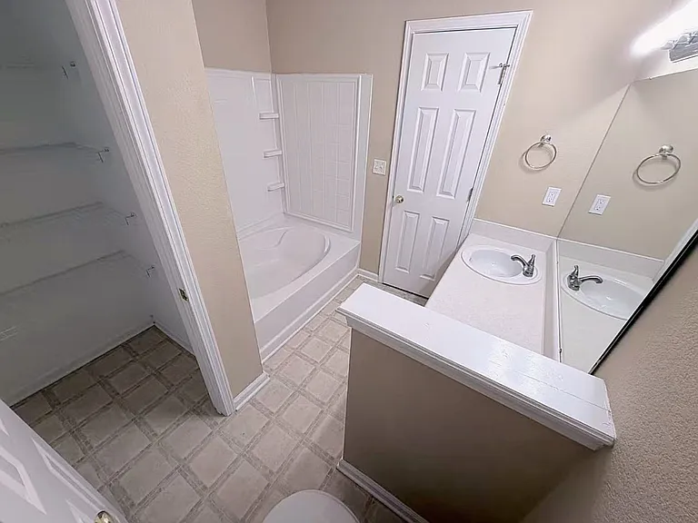 132 Greenvale Dr — Photo 9