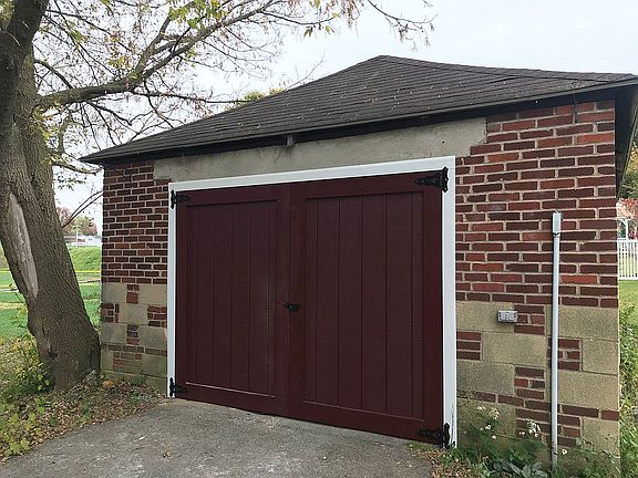Detached garage