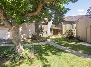 78 Foxwood Ln APT A, Lake Barrington, IL 60010
