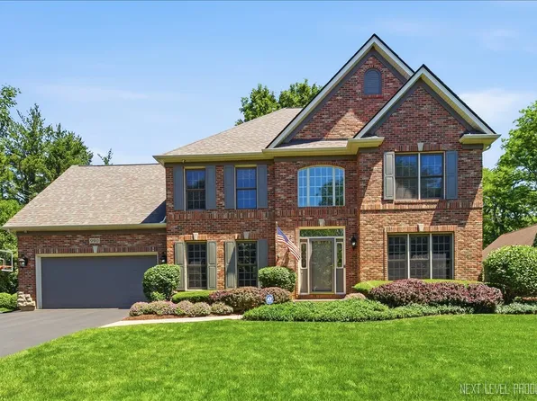 990 Pinecrest Dr, Sugar Grove, IL 60554