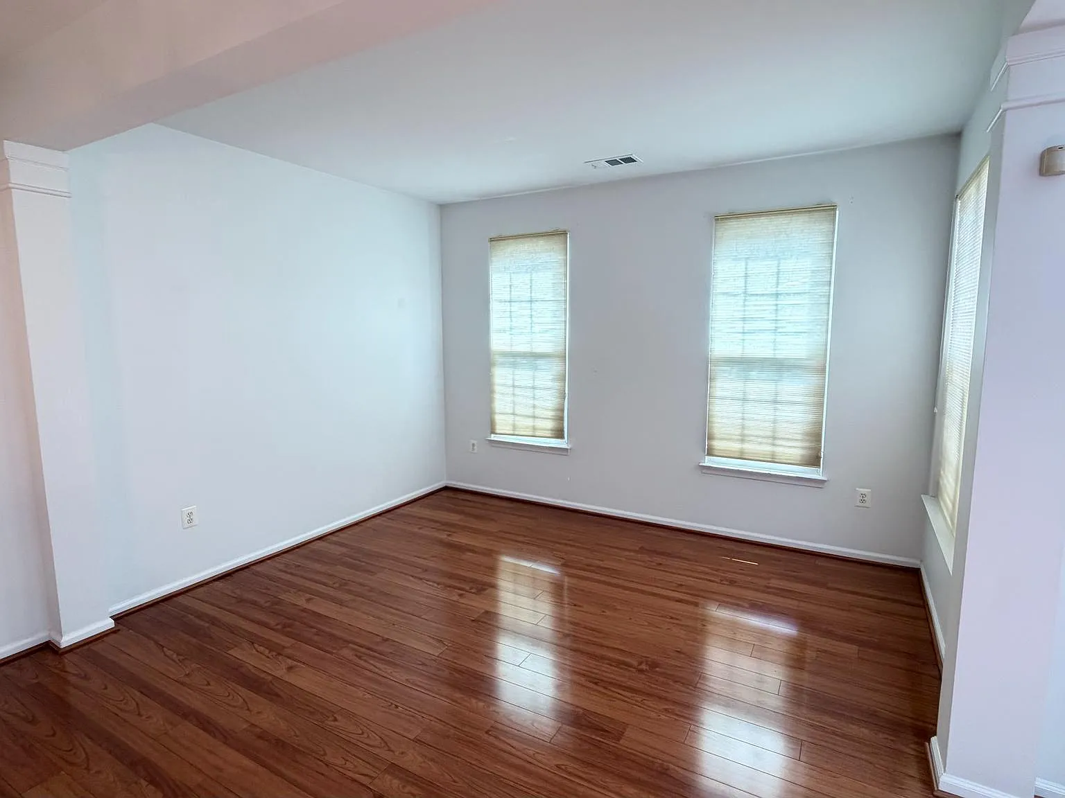 3 bed, 2.5 bath, 2285 sqft, $3,200 — Photo 3