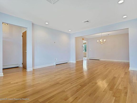 5th image of 5 Edgewater Dr