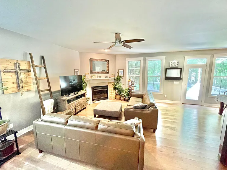 119 Mountain Dr — Photo 2