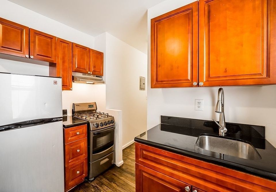 2nd image of 265 E 78th St APT 4C