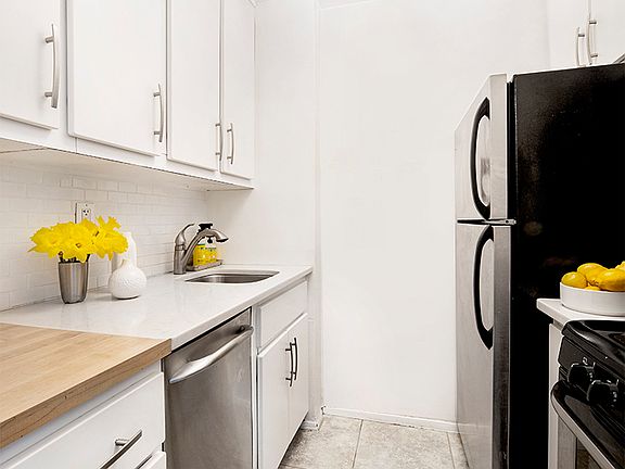 4th image of 61 Jane St APT 3N