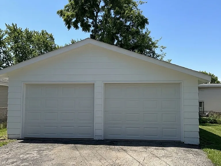 Detached garage - 1 side is yours