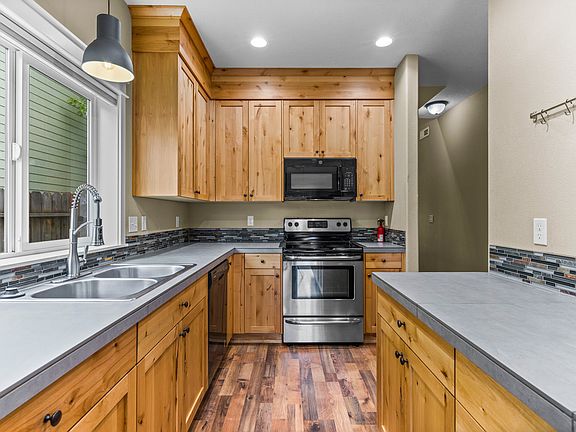 5th image of 774 Crouchen St NW