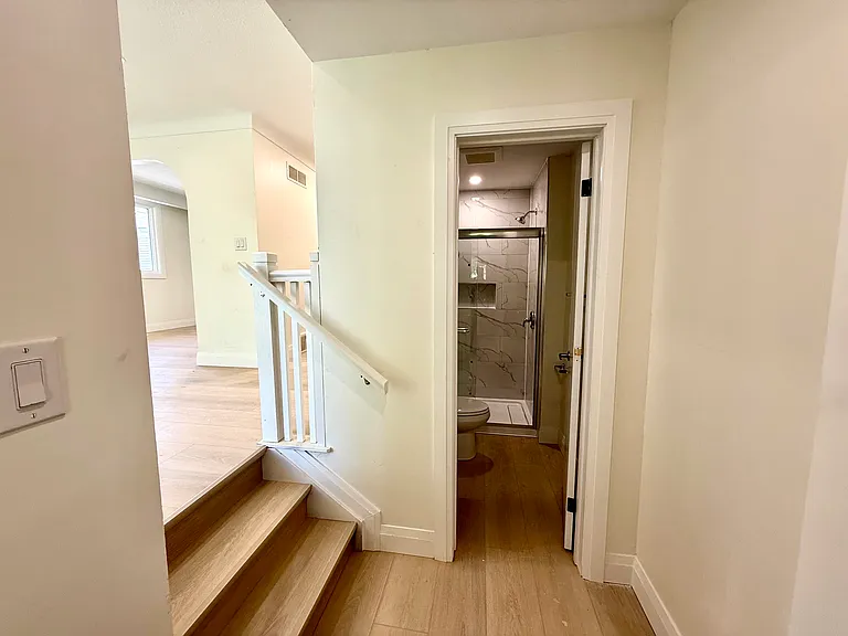 25 Meadowbrook Cres #1 — Photo 2