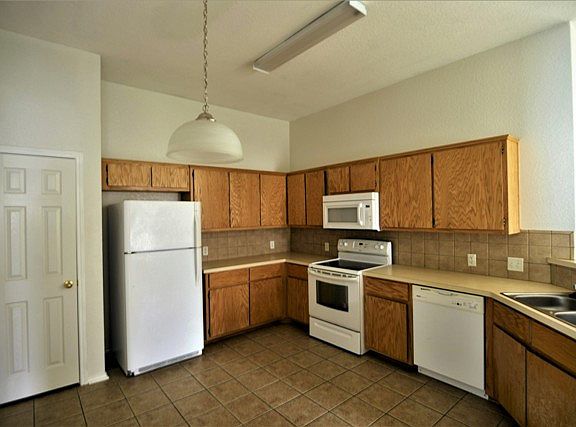 5th image of 211 Dale Earnhardt Dr #A