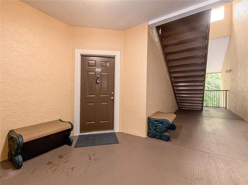 2 bed, 2.0 bath, 1089 sqft, $1,900 — Photo 2