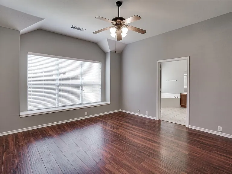 7657 Ravenhill Dr — Photo 17
