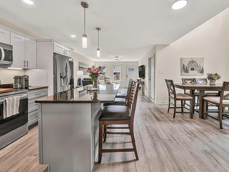 140 W Calhoun St — Photo 22