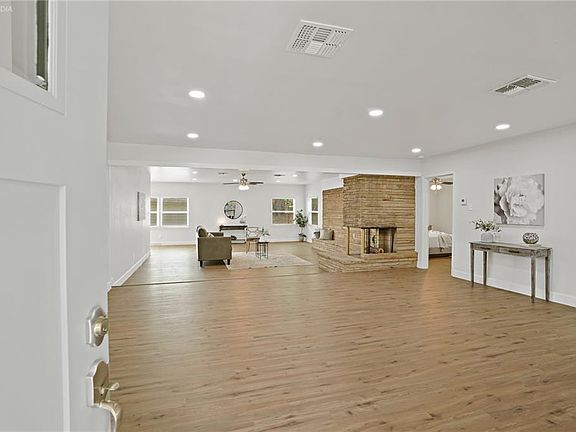 4th image of 301 Louise Dr